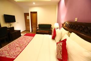 Postel nebo postele na pokoji v ubytování Hotel Ambica Palace AIIMS New Delhi - Couple Friendly Local ID Accepted