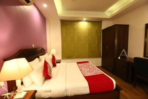 Postel nebo postele na pokoji v ubytování Hotel Ambica Palace AIIMS New Delhi - Couple Friendly Local ID Accepted
