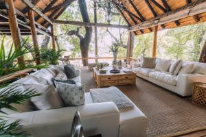 uma sala de estar com sofás brancos e uma mesa em Karongwe Portfolio - Kuname Lodge em Karongwe Game Reserve