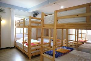 ホーチミン・シティにあるLoan Võ hostelの二段ベッド2組付きの二段ベッド付きの部屋