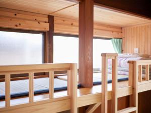 een kamer met 2 stapelbedden en 2 ramen bij Hanareya in Tsushima