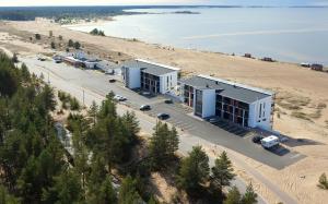 una vista aérea de un edificio en una playa en Timantti B13, en Kalajoki