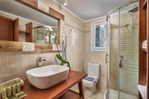 Koupelna v ubytování Amore Kastellia-Althea Homes + 27 fotografií