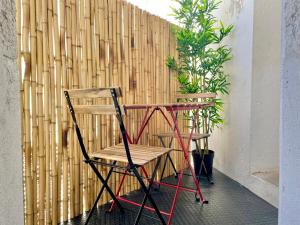 a chair and a table in front of a fence at Grand studio sur la Marine in Sète