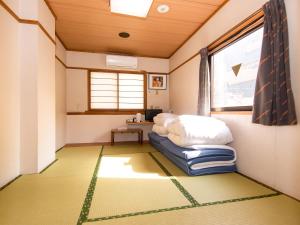 - un salon avec un canapé et une fenêtre dans l'établissement Sakura Ryokan Asakusa Iriya, à Tokyo