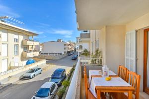 a balcony with a table and a view of a street at APARTAMENTO A 200 M DEL PUERTO, bonanza 15 1C in Colonia Sant Jordi