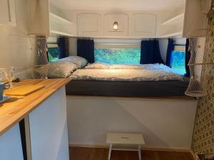 a small room with a bed in a tiny house at Campingplatz Mariengrund in Bernau am Chiemsee