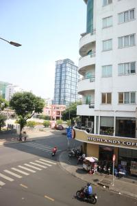 uma rua com motos estacionadas em frente a um edifício em Loan Võ hostel em Cidade de Ho Chi Minh