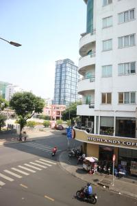 una calle con motocicletas estacionadas frente a un edificio en Loan Võ hostel en Ho Chi Minh