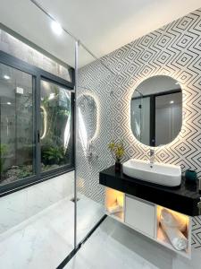 a bathroom with a sink and a mirror at An Nhi Hotel in Da Lat