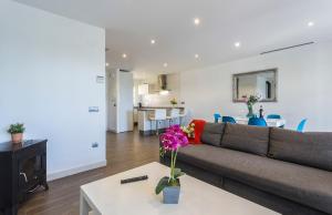 sala de estar con sofá y mesa en 5 Rooms 5 baños Acceso Playa 2 Free Parking en Costa Ballena