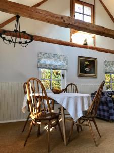 ein Esszimmer mit einem Tisch und zwei Stühlen in der Unterkunft Sea Breeze Cottage in Eisma