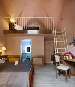 Pokój z łóżkiem piętrowym, stołem i krzesłami w obiekcie Le Club Boutique Hotel w mieście Lecce