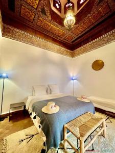 1 dormitorio con 1 cama con sombrero en Riad Assala, en Marrakech