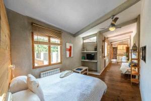 ジローナにあるSleep y Stay Terrace Loft in Sant Danielのベッドルーム1室(ベッド1台付)、リビングルームが備わります。