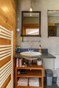 y baño con lavabo y espejo. en Sleep y Stay Terrace Loft in Sant Daniel, en Girona