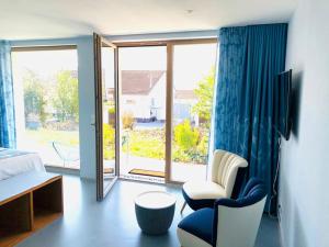 una camera con un letto e una grande finestra di SeeSucht-Apartment No86 mit Terrassen, Sauna & Pool a Bodman-Ludwigshafen