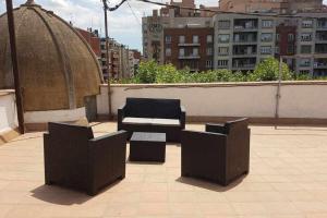 three chairs and a bench on a rooftop at New top floor apt with a lot of light y aircon in Girona