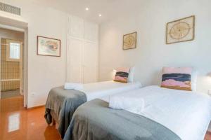 Ένα ή περισσότερα κρεβάτια σε δωμάτιο στο New top floor apt with a lot of light & air-con