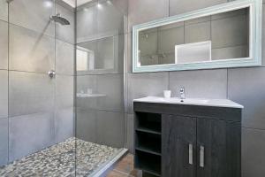 Un baño con ducha con lavabo y espejo. en Kite Villa Langebaan, en Langebaan 17 fotos más