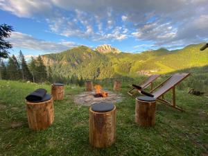 un banco de picnic sentado en la cima de un campo en Gemütliche Hütte in den Bergen, en Sonnenalpe Nassfeld