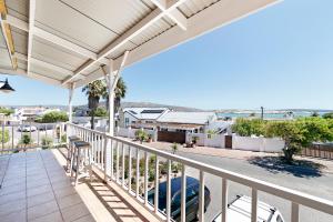 un balcón con vista al mar en Kite Villa Langebaan, en Langebaan
