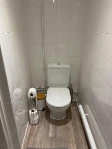 - une petite salle de bains avec toilettes dans une cabine dans l'établissement Deer Lodge, à Thornton Curtis