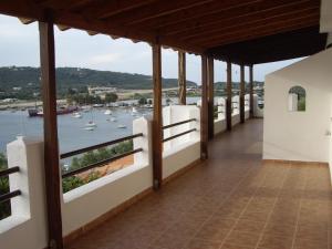 vistas al agua desde el balcón de una casa en Ourania Sea Breath en Punta