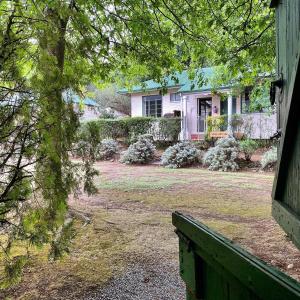 una casa con un patio con una valla en Mkomazana Mountain Cottages, en Himeville