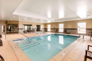 una grande piscina in una camera d'albergo di Comfort Suites a Liberal