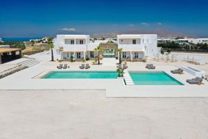 widok z powietrza na willę z basenem w obiekcie Adama Mykonos Boutique Hotel w mieście Mykonos