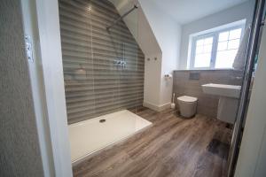 a bathroom with a bath tub and a sink at The Coffee Loft in Padstow