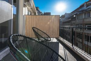 uma varanda com um banco numa varanda em Penthouse Apartments, The Luxury Suites em Tessalônica