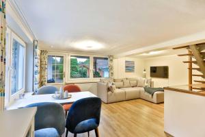 a living room with a table and chairs and a couch at Naturidyll Mariendorf - Reethus Rotbuche in Mariendorf