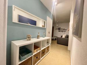ein Wohnzimmer mit einem TV an der Wand in der Unterkunft Blue Apartment in Benidorm