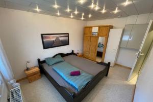 ein Schlafzimmer mit einem Bett in einem Zimmer in der Unterkunft Steinhuder Meer Ferienhaus Schwalbennest in Neustadt am Rübenberge