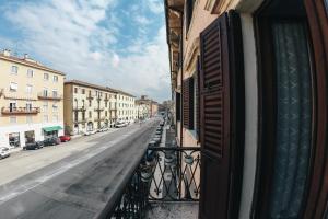 Una vista de una calle desde un balcón de un edificio. en Residenza al Castello, en Verona
