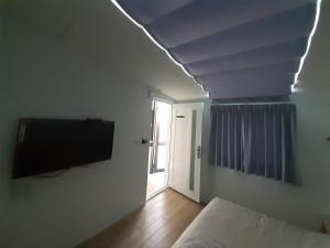 TV a/nebo společenská místnost v ubytování Yueli Homestay