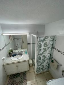 bagno con lavandino e doccia di Apartaments Royale Los Cristianos ad Arona