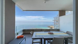 einen Balkon mit einem Tisch und Meerblick in der Unterkunft WePuglia - Dimora Adriatica in Monopoli