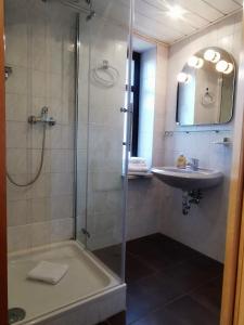 Ein Badezimmer in der Unterkunft Ferienwohnungen Bergstrasse
