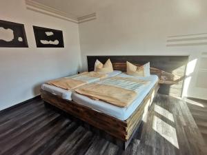 Ein Bett oder Betten in einem Zimmer der Unterkunft Ferienwohnungen Bergstrasse
