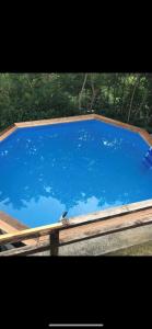 una grande piscina di acqua blu su una terrazza di legno di casa Panoramica a Tremosine Sul Garda