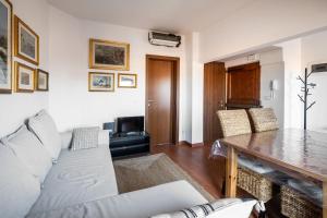 een woonkamer met een bank en een tafel bij Santa Caterina Apartment by Wonderful Italy in Bologna