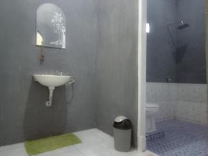 A bathroom at Tangkoko Ranger Homestay