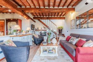 un soggiorno con divano e tavolo di Pennecchio a Lucca