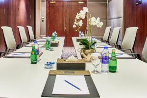 - une longue table dans une chambre avec des bouteilles dans l'établissement Carlton Dubai Creek Hotel, à Dubaï