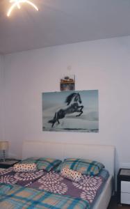 - une chambre avec un lit et une photo sur le mur dans l'établissement APARTMENTS KRAPEC, à Ježdovec