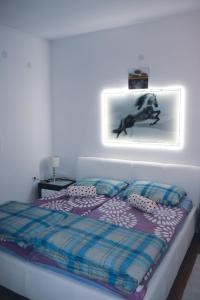 - une chambre dotée d'un lit avec une photo sur le mur dans l'établissement APARTMENTS KRAPEC, à Ježdovec
