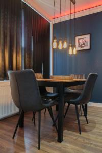 een eetkamer met een tafel en stoelen bij Kitchener house in Leeds